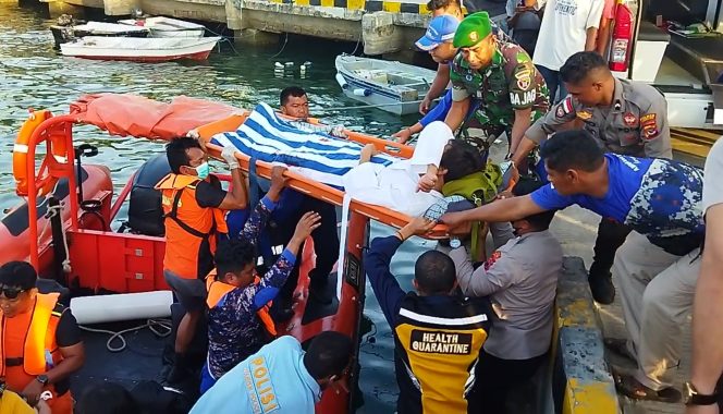 
 Suasana evakuasi korban luka berat dalam kecelakaan kapal KLM Tiana Liveboat di Dermaga Labuan Bajo, Sabtu (21/1/2023). 